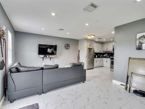 Building Photo - 1107 E 40th 1/2 St
