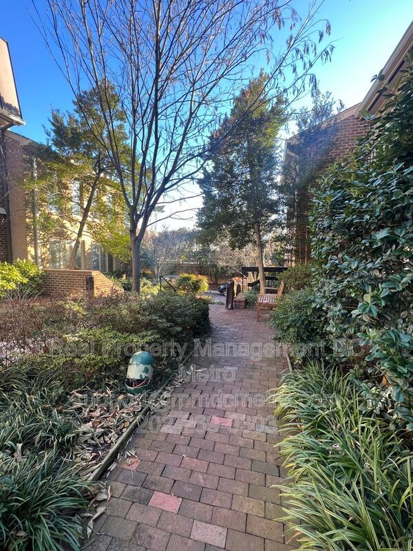 Building Photo - 4371 Embassy Park Dr NW
