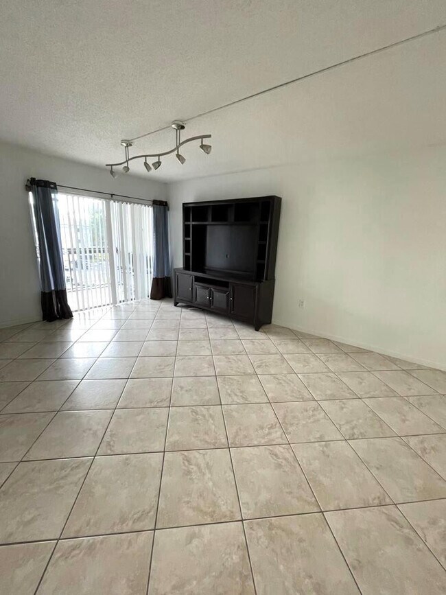 Foto del edificio - 711 N Pine Island Rd