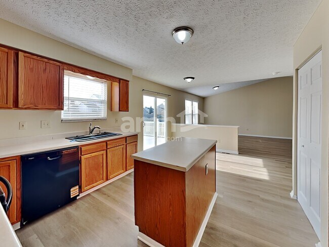 Building Photo - 15 E Woodfield