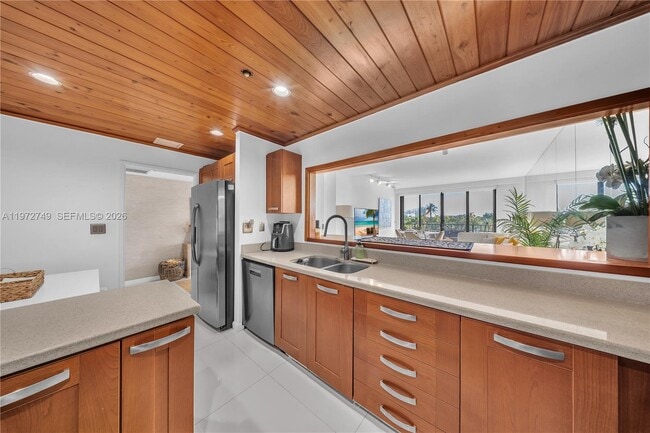 Building Photo - 151 Crandon Blvd