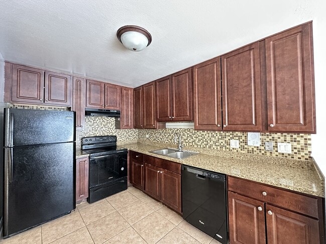 Building Photo - 1004 S River Rd