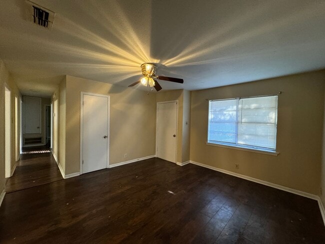 Foto del edificio - Half off the first Full Months rent! Secti...