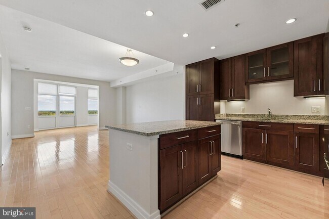 Foto del edificio - 8220 Crestwood Heights Dr