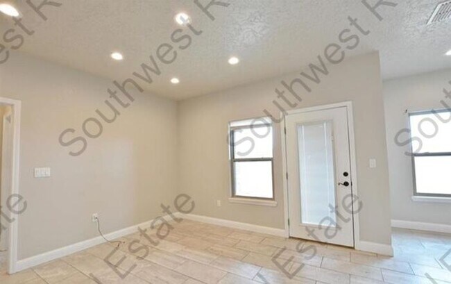 Building Photo - Spacious 3 bedroom, 2 bathroom home