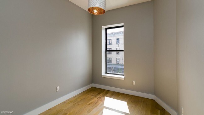 Building Photo - 4 br, 2 bath Apartment - 1212 Rogers Ave
