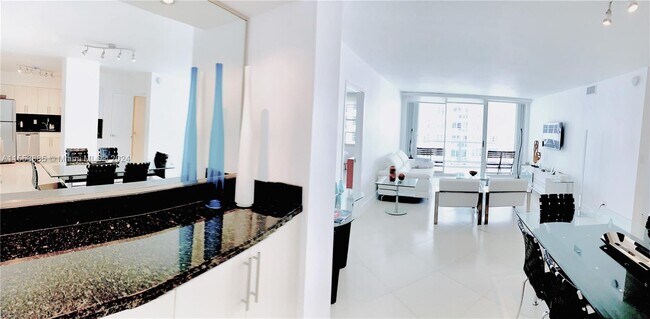 Foto del edificio - 5151 Collins Ave