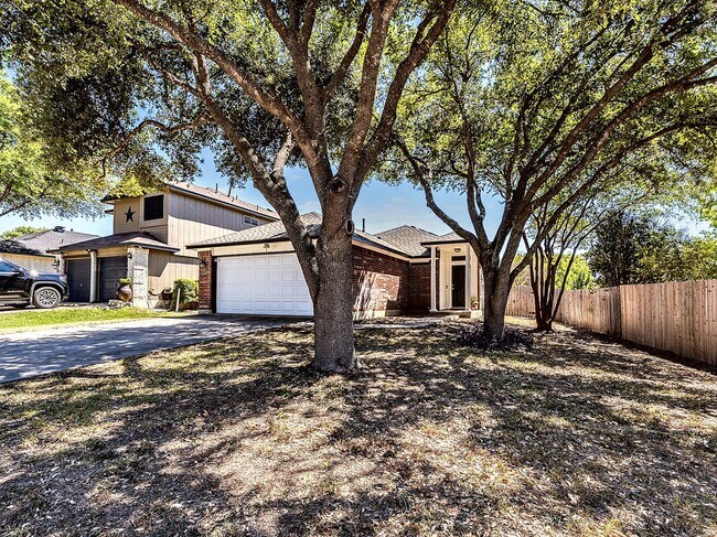 Foto del edificio - Cozy 3-Bedroom, 2-Bath Solar-Powered Home with New Appliances & Fenced Backyard