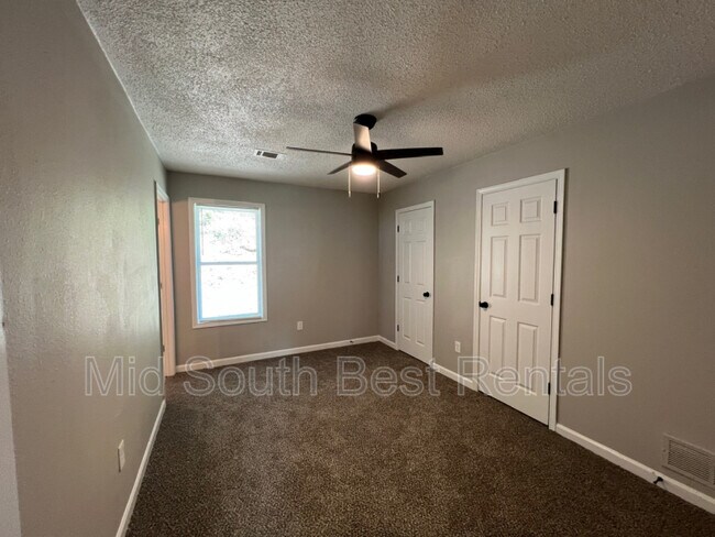 Building Photo - 4185 Wagon Wheel Dr