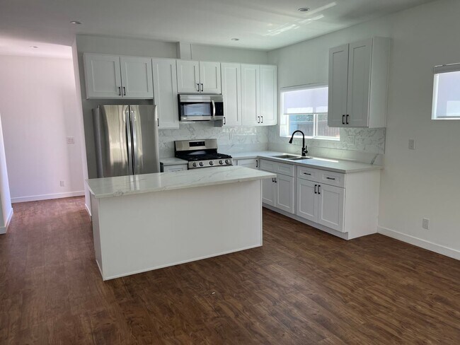 Foto del edificio - 16304-16308 Chatsworth St
