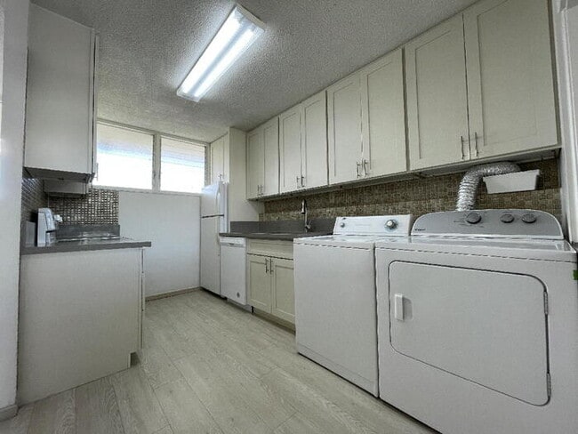 Foto del edificio - To register for the showing time below, no...