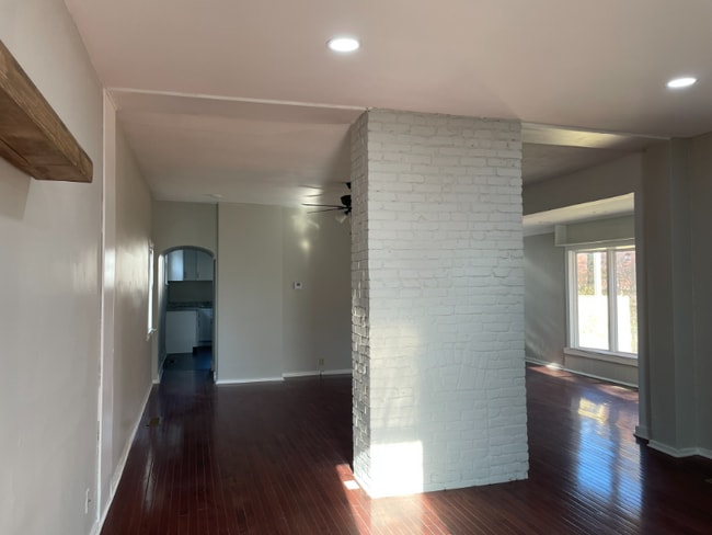 Building Photo - 494 Reinhard Ave
