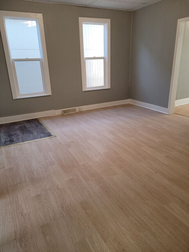 Building Photo - 914 South 16th Street, Saint Joseph, MO. 6...