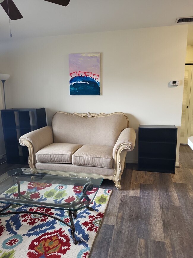 Building Photo - 943 SE Mayo Dr