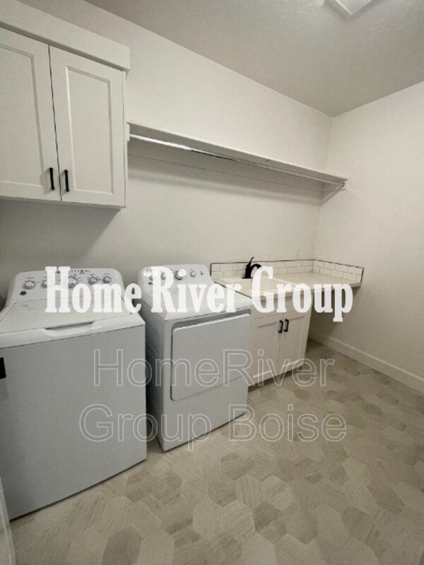 Building Photo - 538 S Prospector Ln