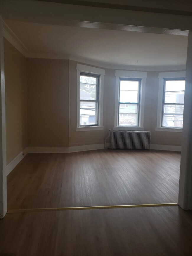 Family Room - 765 Kennedy Blvd