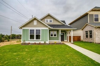 Building Photo - 302 Red Bird Ln