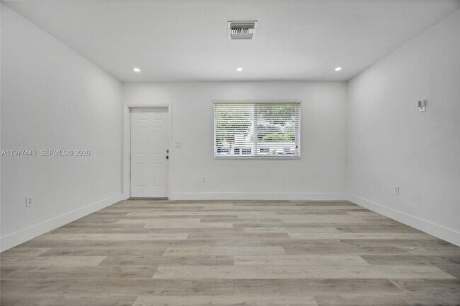 Foto del edificio - 1401 NE 152nd St