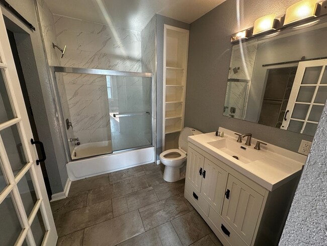 Building Photo - 215 E Cherry St