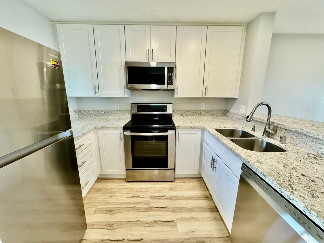 Foto principal - Beautifully Upgraded 2-Bedroom Condo in La...