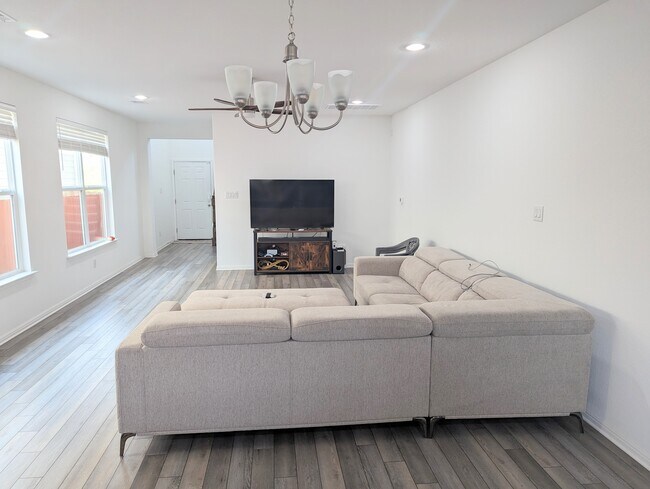Foto del edificio - 12815 Gilliland Ln