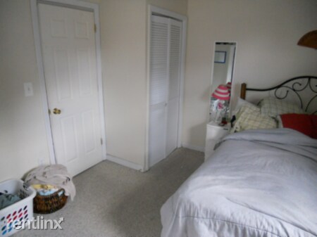 Foto del edificio - Studio, 1 bath  - 50 Park Vale Ave 17