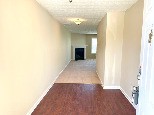Building Photo - Beautiful with a BALCONY! 3 Bedroom / 2.5 ...