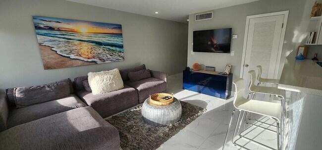 Foto del edificio - 8966 Collins Ave