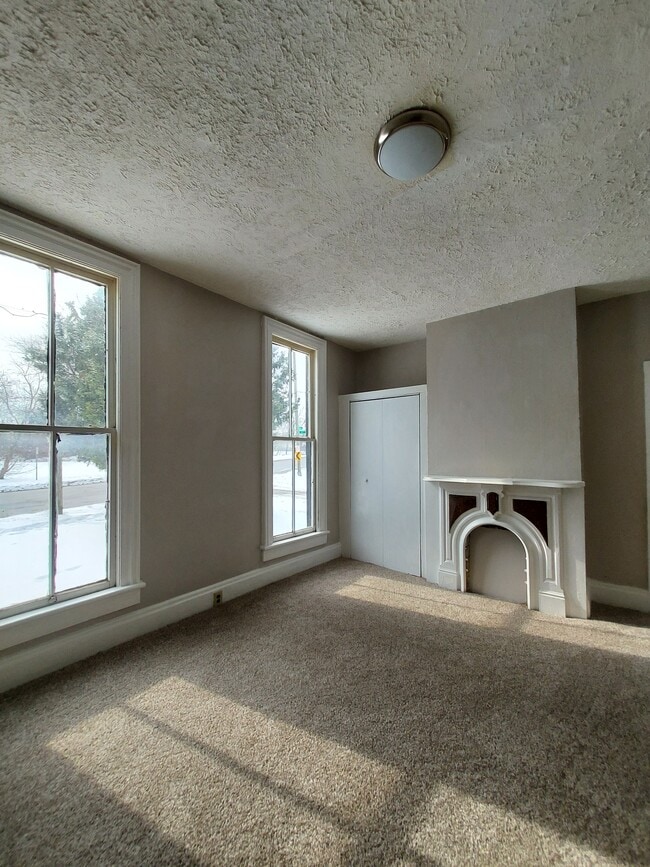 Foto del edificio - 242 W Main St