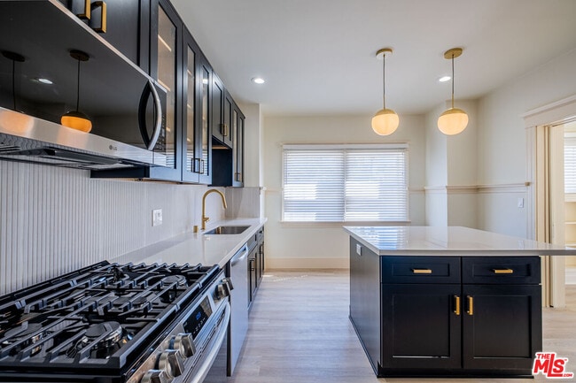 Building Photo - 216 N Catalina Ave