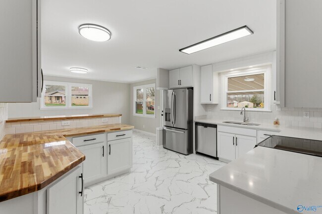 Building Photo - 400 Harolds Dr NW