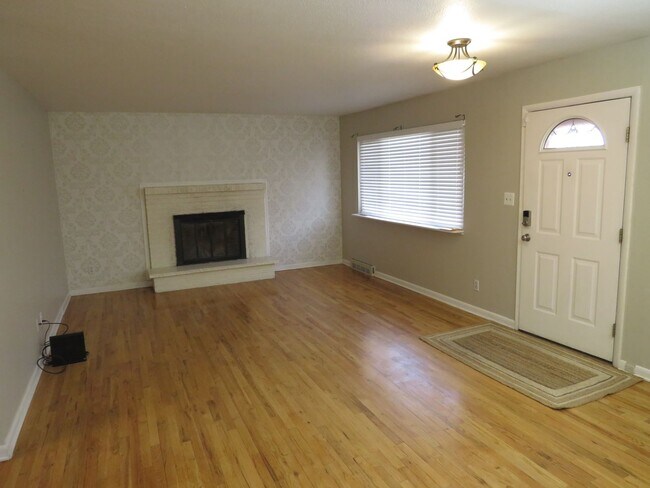 Foto del edificio - Welcome to this cozy 4-bedroom, 2-bathroom...