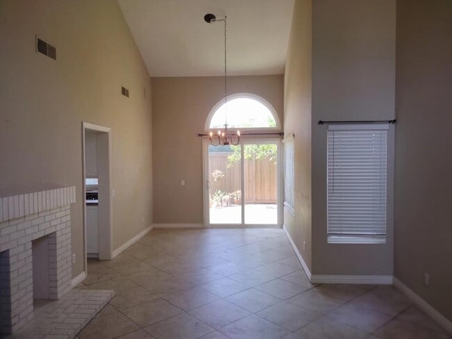 Building Photo - 35 Carriage Hill Ln