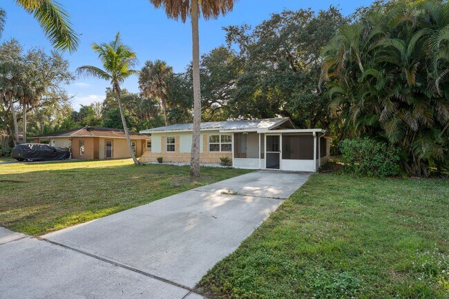 Building Photo - Beautifully renovated home 3 bedroom 1 1/2 bathroom in Fort Myers