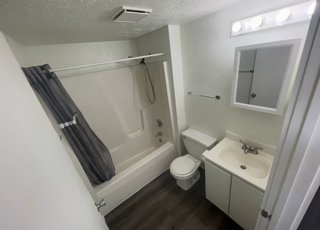 Building Photo - 806 8th St