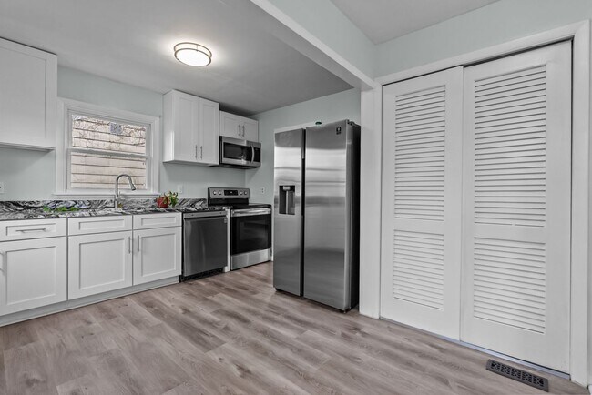 Foto del edificio - NEW RENTAL ALERT: Beautiful 4-Bed Home in Hampton — Available NOW!