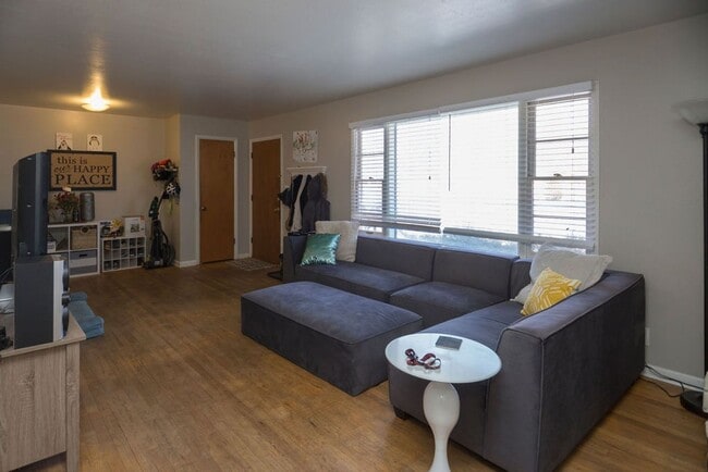 Building Photo - Great location!