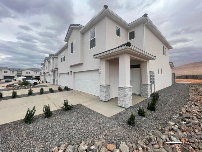 Foto del edificio - Mustang Townhome!!