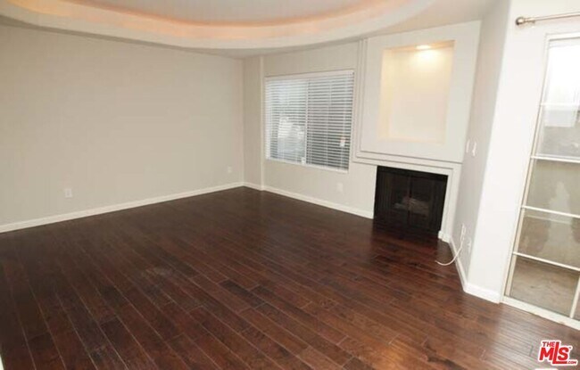 Building Photo - 10627 Moorpark St
