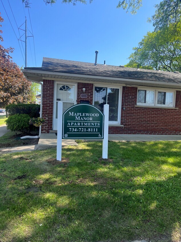 Maplewood Manor Apartments in Garden City, MI