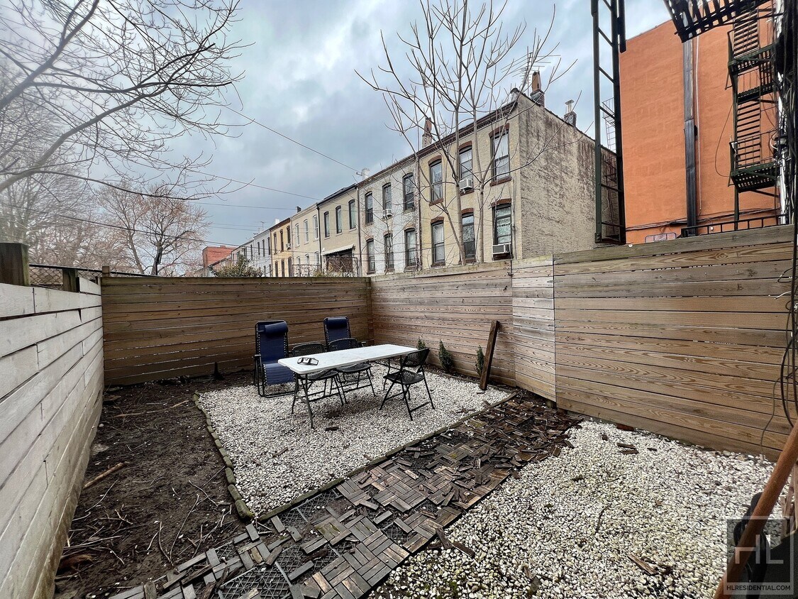 2BR w/ Private Garden In Renovated Rent St... Room for Rent in