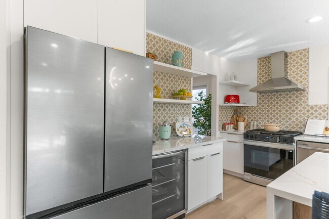 Foto del edificio - BEAUTIFULLY RENOVATED 4-BEDROOM HOME IN PH...