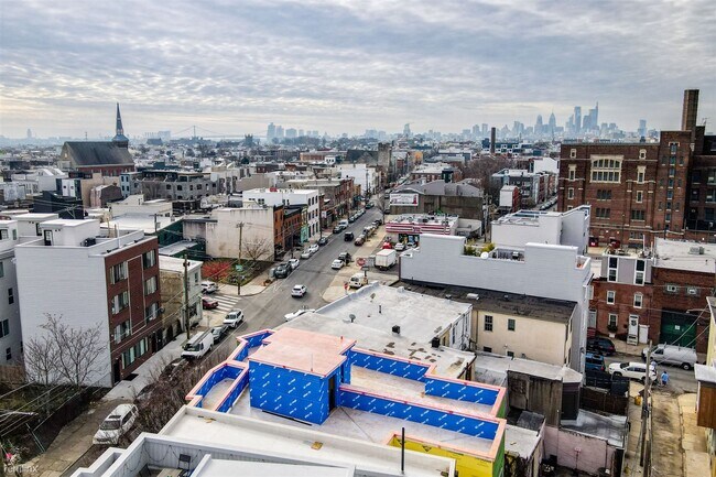 Foto del edificio - Studio, 1 bath Triplex - 2554 FRANKFORD AV...