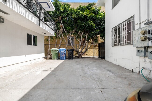 Foto del edificio - 809 N Heliotrope Dr