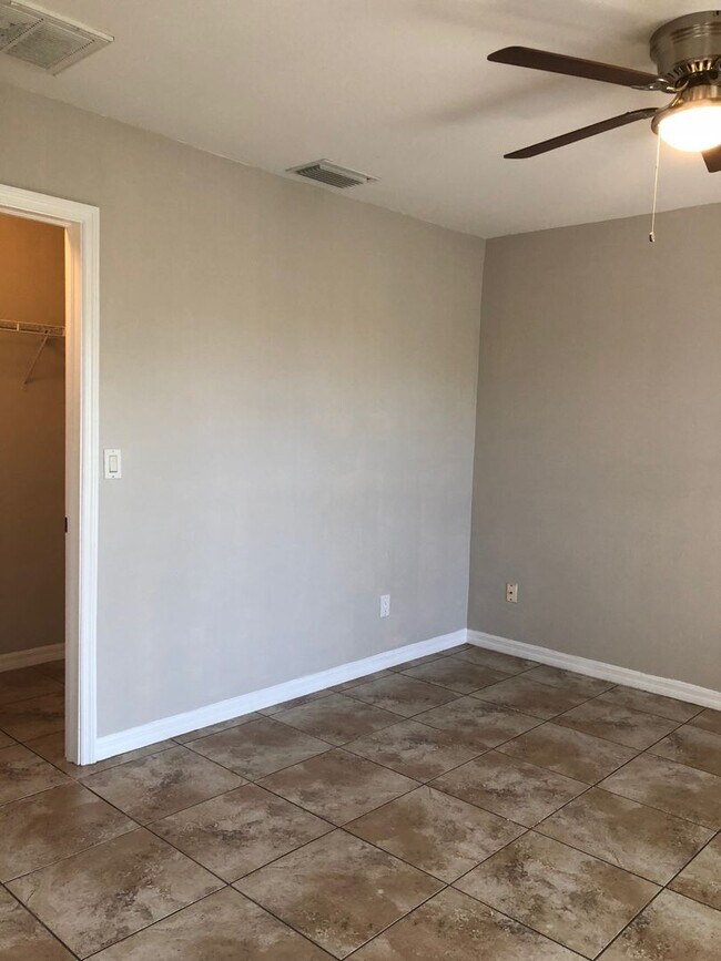 Foto del edificio - Experience this Large Cape Coral 3 bedroom...