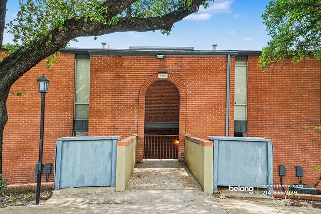 Building Photo - 506 E Avenue J