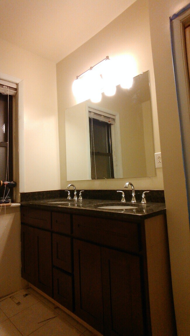 Building Photo - 3159 S Union Ave