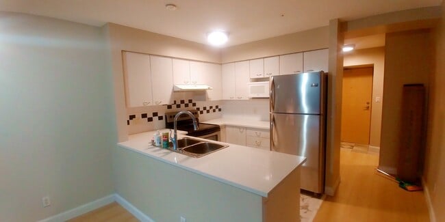 Building Photo - 6088 Willingdon Av