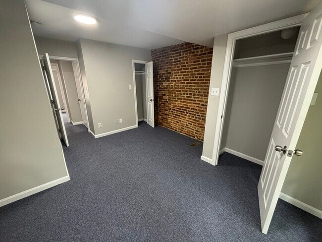 Building Photo - 2 bedroom home with Balcony