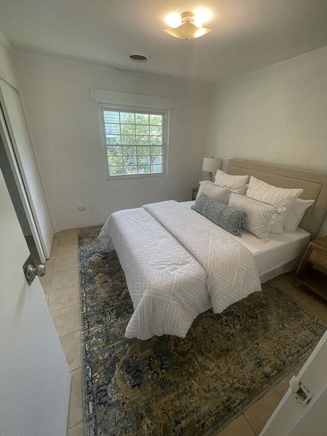 Building Photo - 2 bd 1 ba duplex